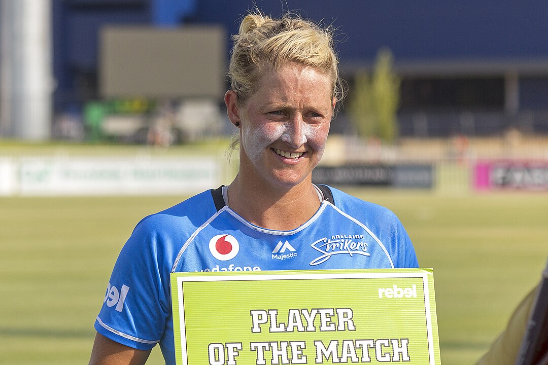 1080px-Sophie_Devine_after_the_Sydney_Thunder_vs_Adelaide_Strikers_WBBL_game_at_Robertson_Oval
