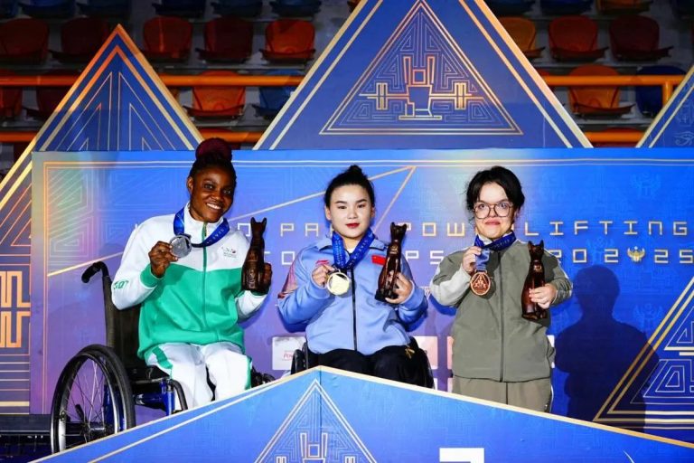 China's Guo Lingling (centre)_compressed
