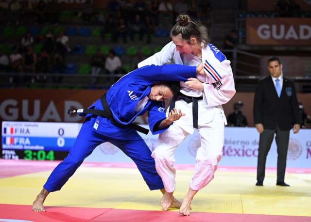 Final, Ophelie Vellozzi (FRA) vs Amandine Buchard (FRA).
