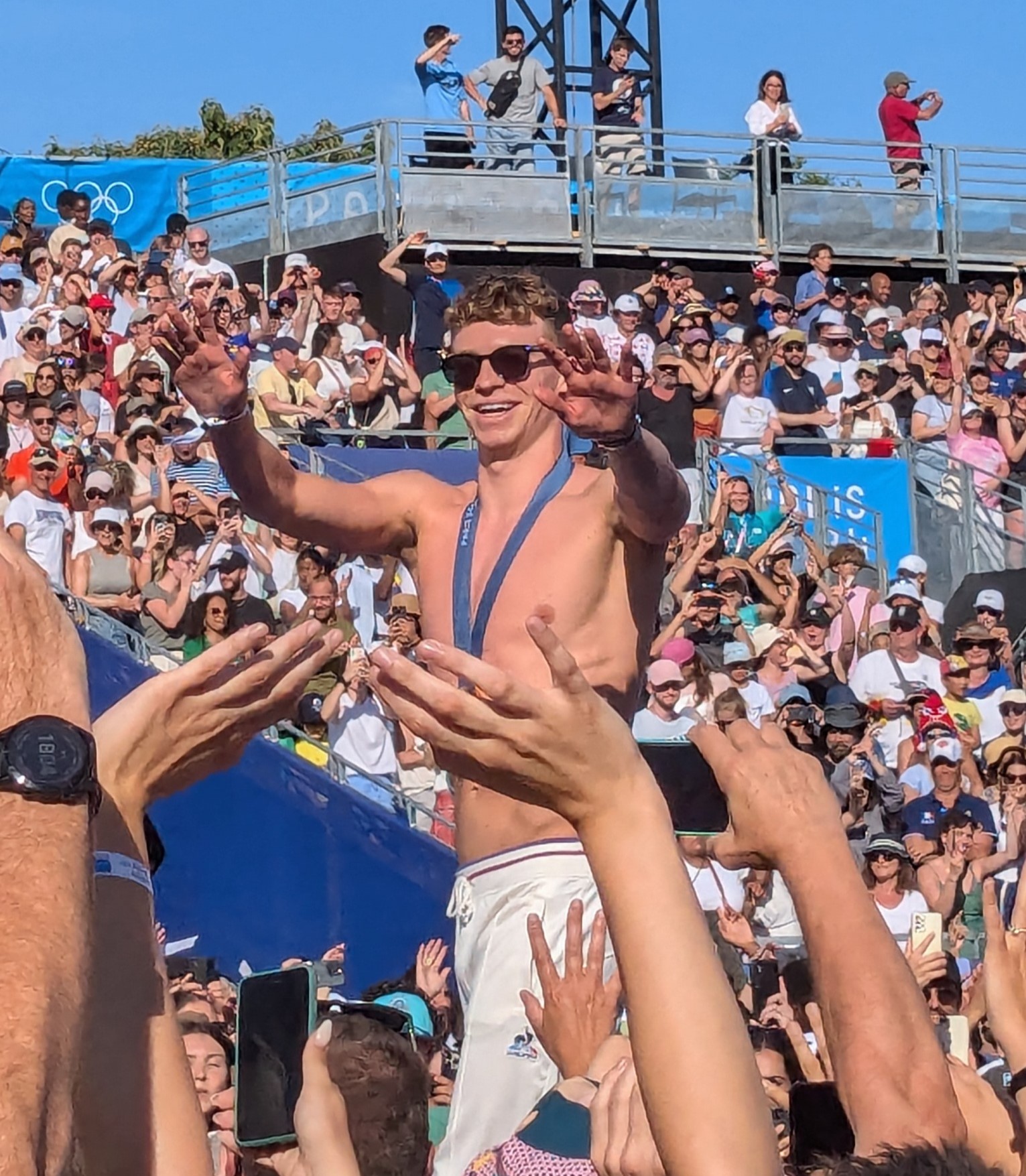 Léon_Marchand_acclamé_par_la_foule_au_Parc_des_Champions_pendant_les_JO_2024