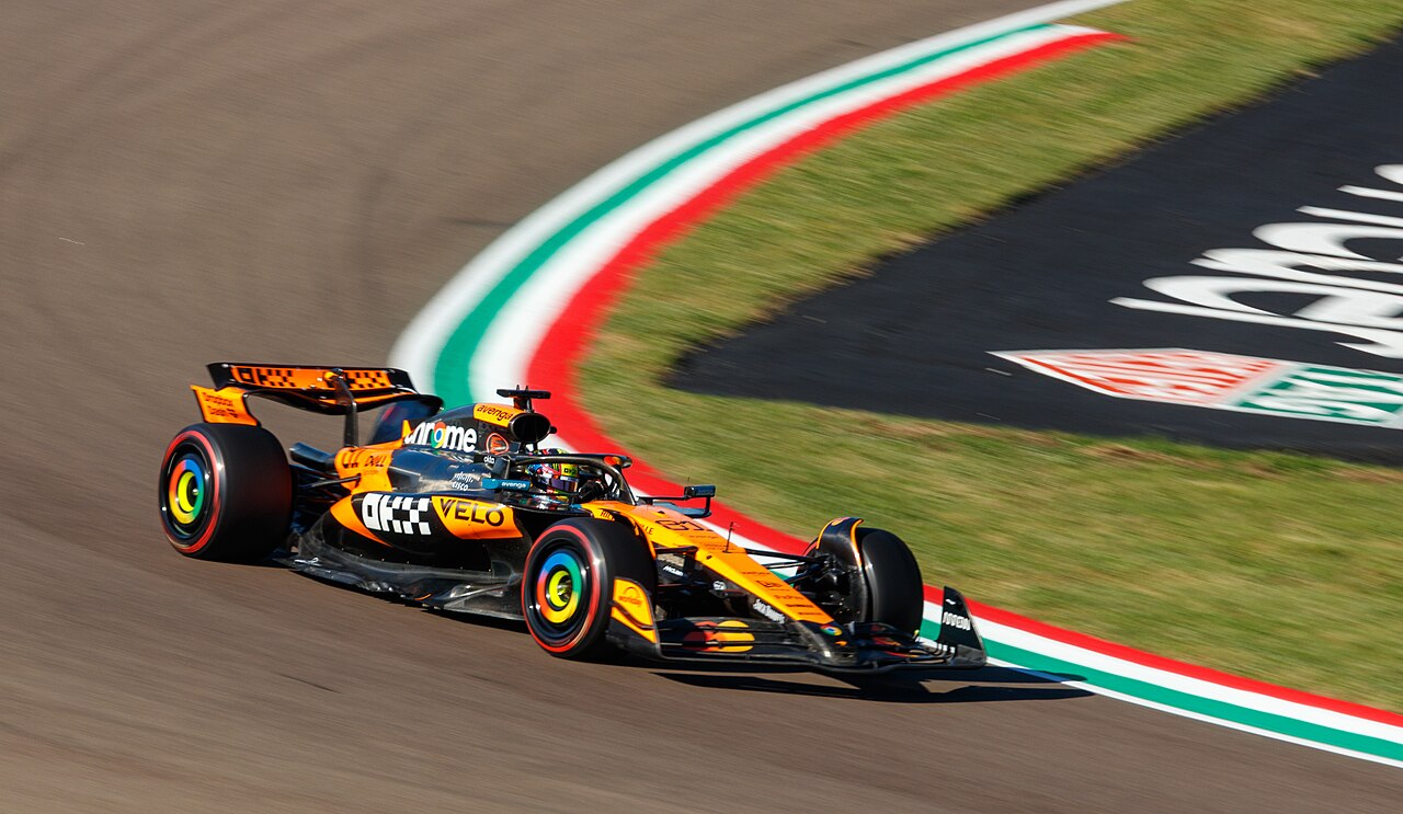 1280px-FIA_F1_Imola_2025_No._81_Piastri_(3)