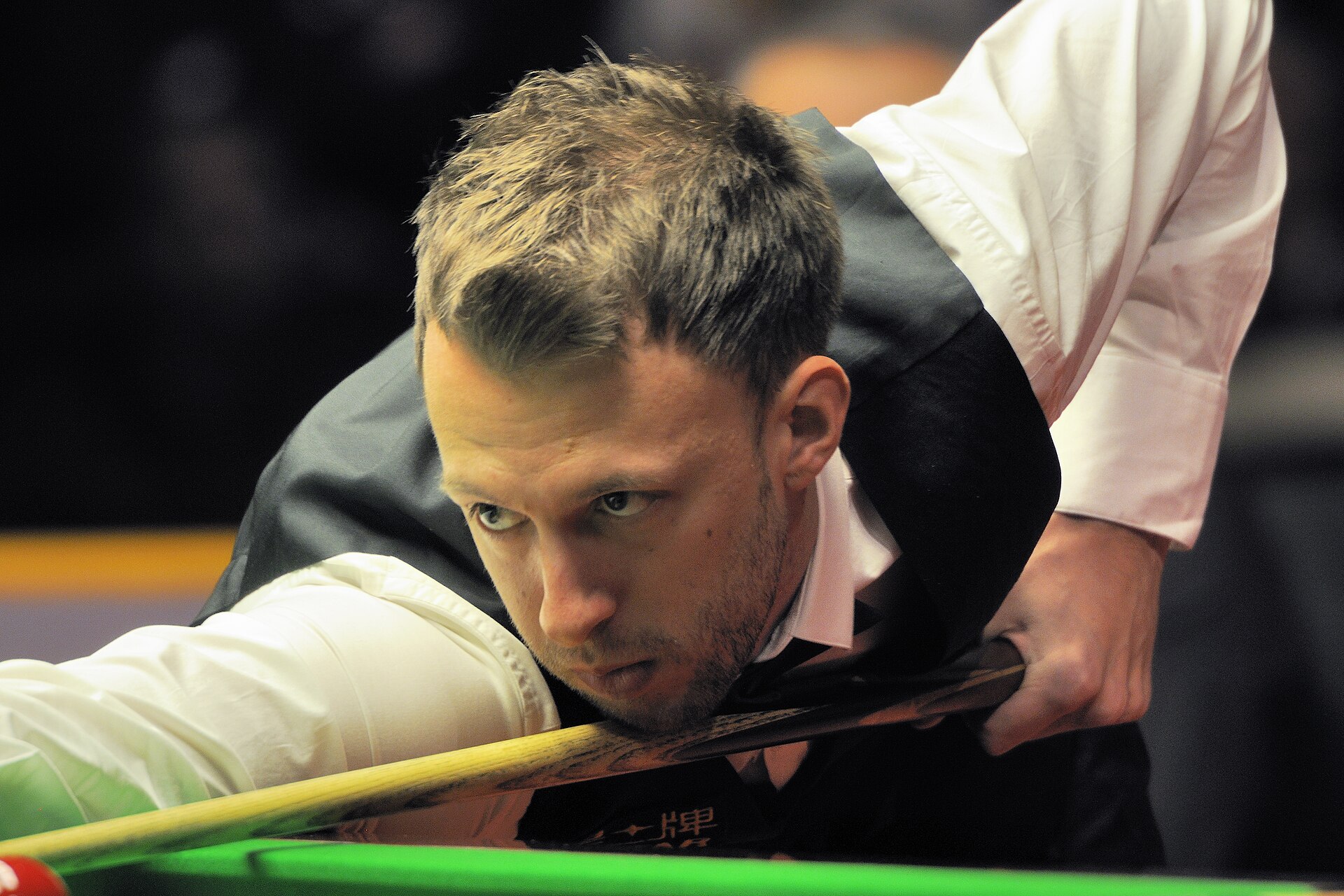 1920px-Judd_Trump_at_Snooker_German_Masters_(Martin_Rulsch)_2014-02-01_18