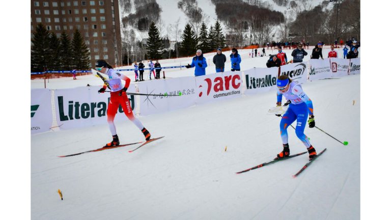 Eliane Deininger ahead of Nina Karna on the final meters in Rusutsu#