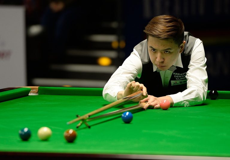 1280px-Xiao_Guodong_at_Snooker_German_Masters_(DerHexer)_2015-02-04_06
