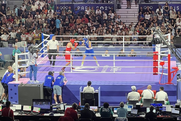 1920px-Épreuve_Boxe_Jeux_Olympiques_2024_Arena_Paris_Nord_-_Villepinte_(FR93)_-_2024-08-01_-_83_(cropped)