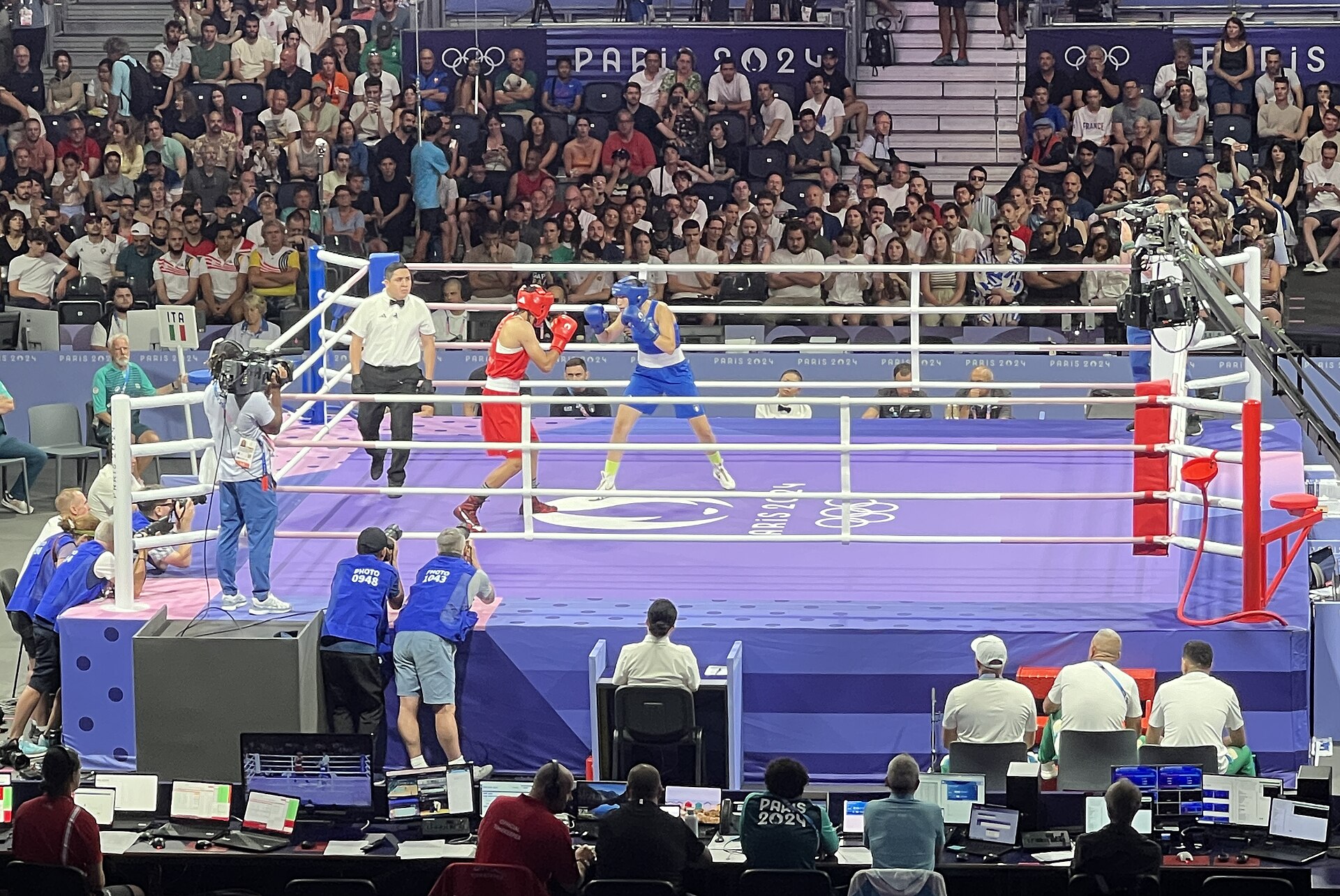 1920px-Épreuve_Boxe_Jeux_Olympiques_2024_Arena_Paris_Nord_-_Villepinte_(FR93)_-_2024-08-01_-_83_(cropped)