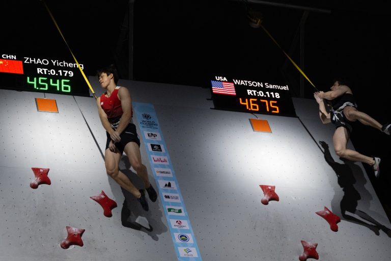 Zhao Yicheng beats Sam Watson
