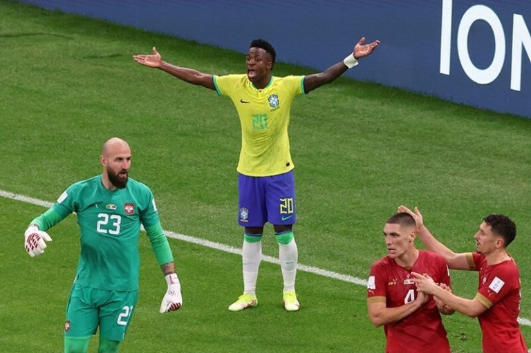 Brazil_vs_Serbia_WC2022_Vinicius_Jr_and_serbian_players