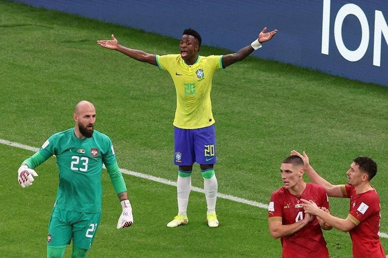 Brazil_vs_Serbia_WC2022_Vinicius_Jr_and_serbian_players
