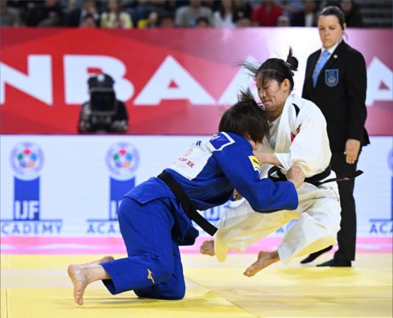 Wenna Zhuang of China and Wakana Koga of Japan #