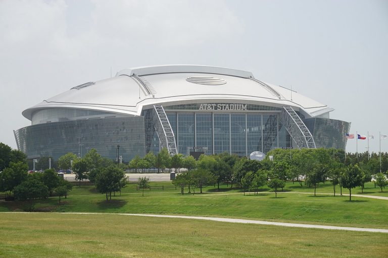1280px-Arlington_June_2020_4_(AT&T_Stadium)