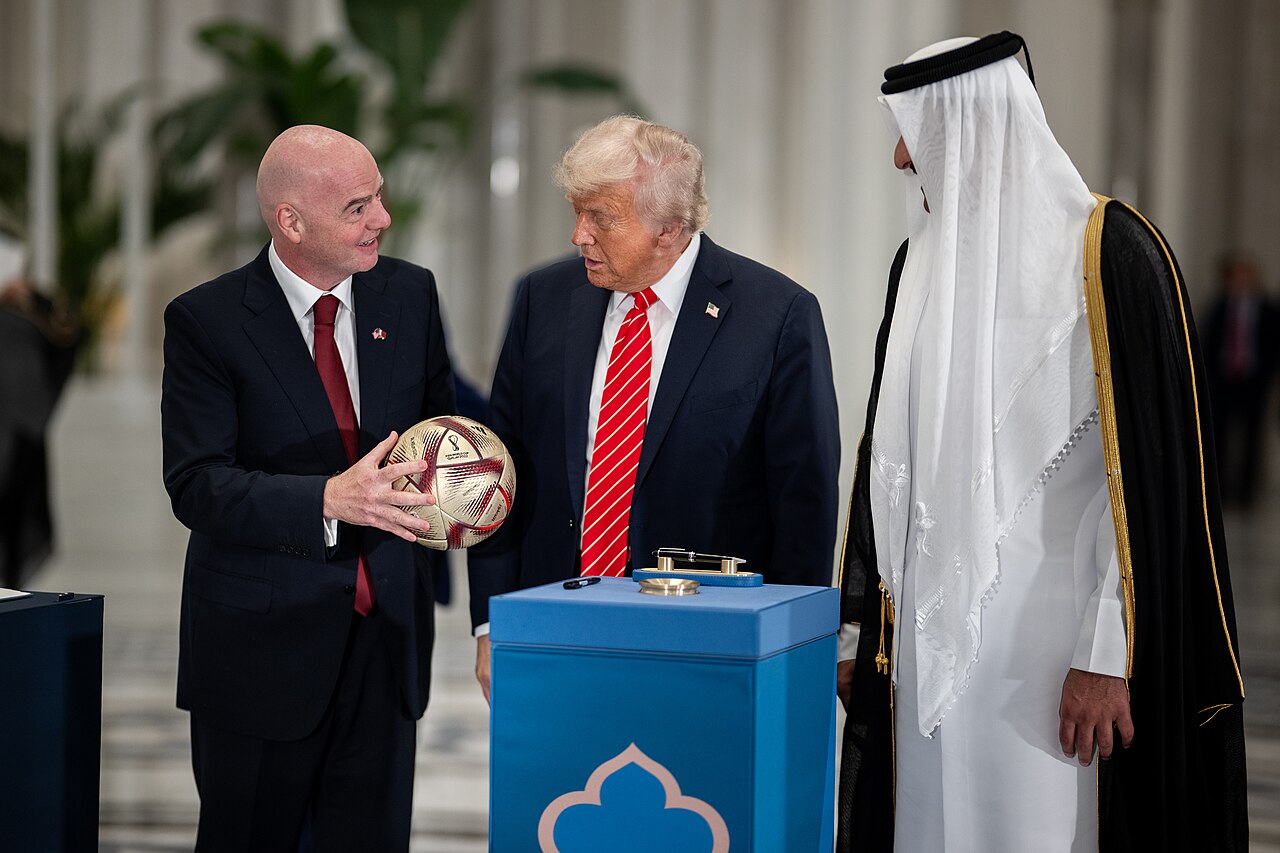 1280px-Donald_Trump_state_visit_to_Qatar,_2025-05-14_P20250514DT-2378