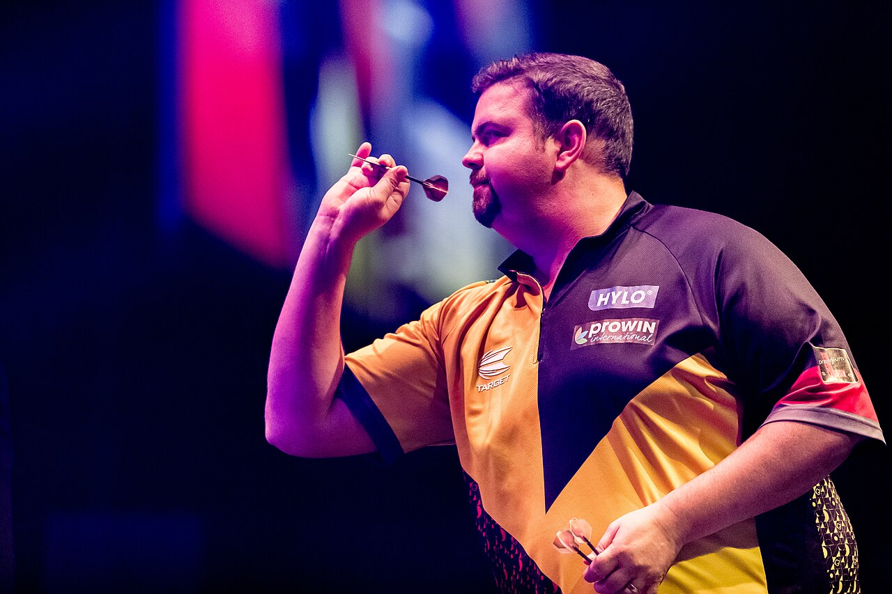 1280px-Gabriel_Clemens_-_2022337222010_2022-12-03_1.Mannheim_Darts_Gala_-_Sven_-_1D_X_MK_II_-_2843_-_B70I3736