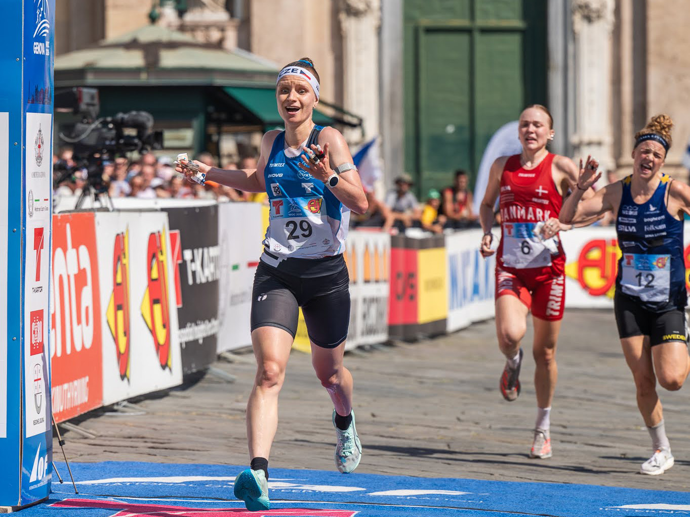 Rauturier crosses the finish line in Genoa with the battle for silver behind her.