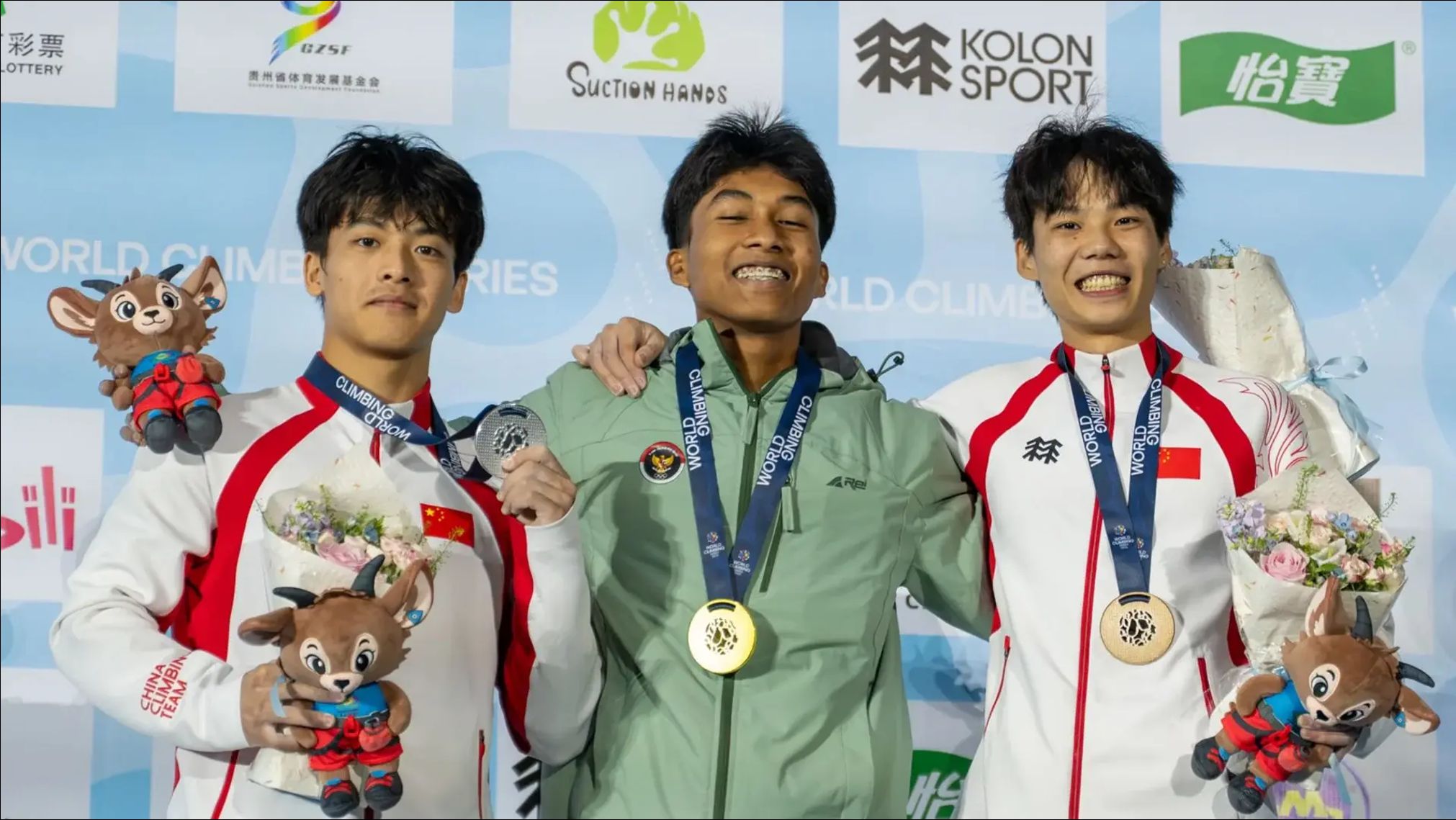 Antasyafi Robby Al Hilmi (centre) takes the gold @