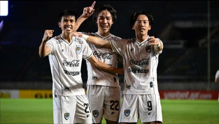 Ezra FC players celebrate their victory @