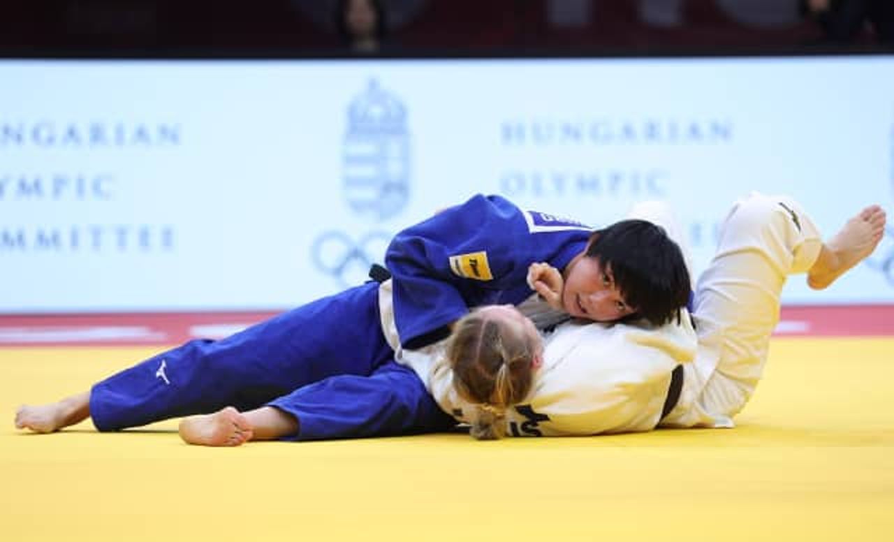 Haruka Funakubo pins down Olga Mukhina @