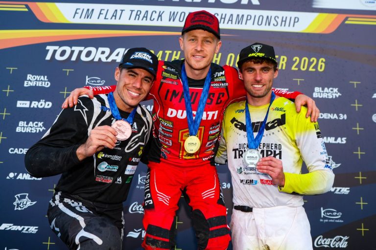 Gerard Bailo (left), Tim Neave (centre) and Jack Bell (right) at 2026 FIM Flat Track World Championship of Argentina, Totoras © Jesper Veldhuizen