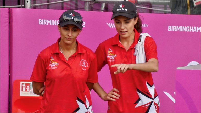 Rebecca Rixon (right) with her sister at the 2022 Commonwealth Games @