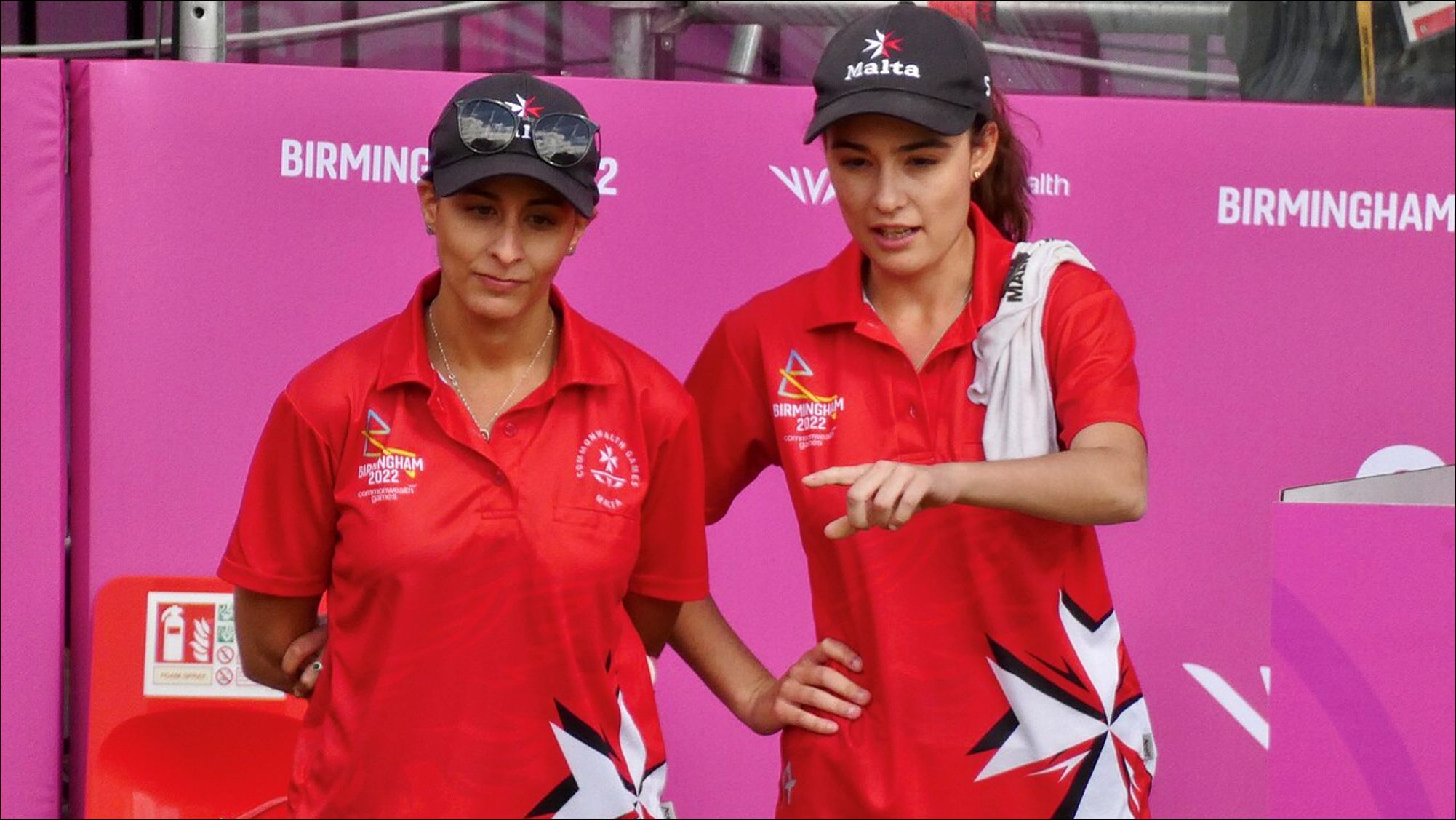 Rebecca Rixon (right) with her sister at the 2022 Commonwealth Games @